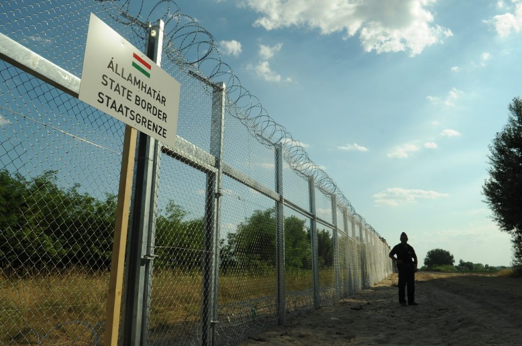 2015-05-20 Hungarian-Serbian_border_barrier_1